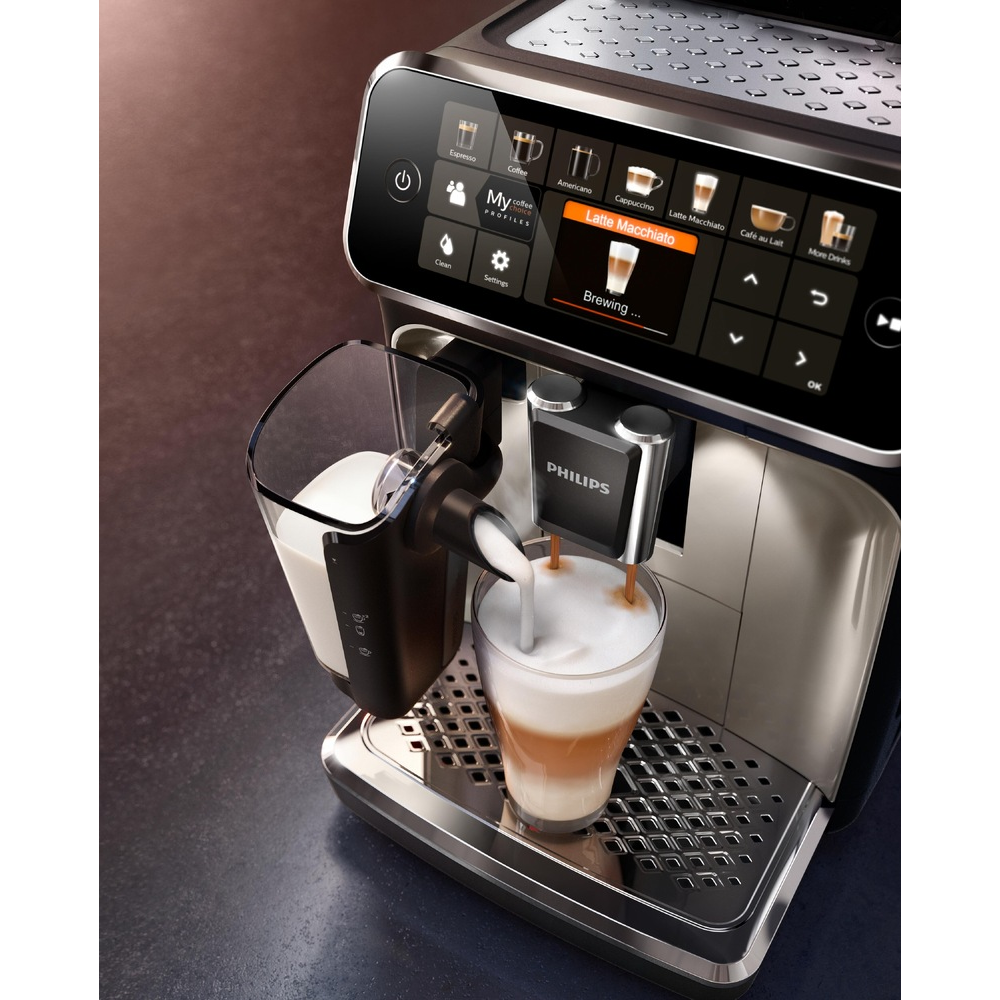 Příprava latte macchiato v kávovaru Philips Series 5400 LatteGo EP5447/90