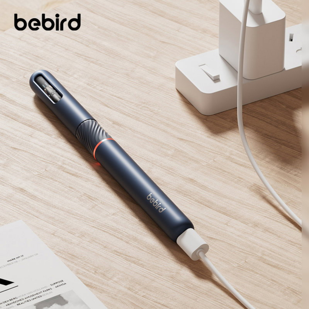 Bebird Note 5 Pro připojený k USB-C nabíjecímu kabelu