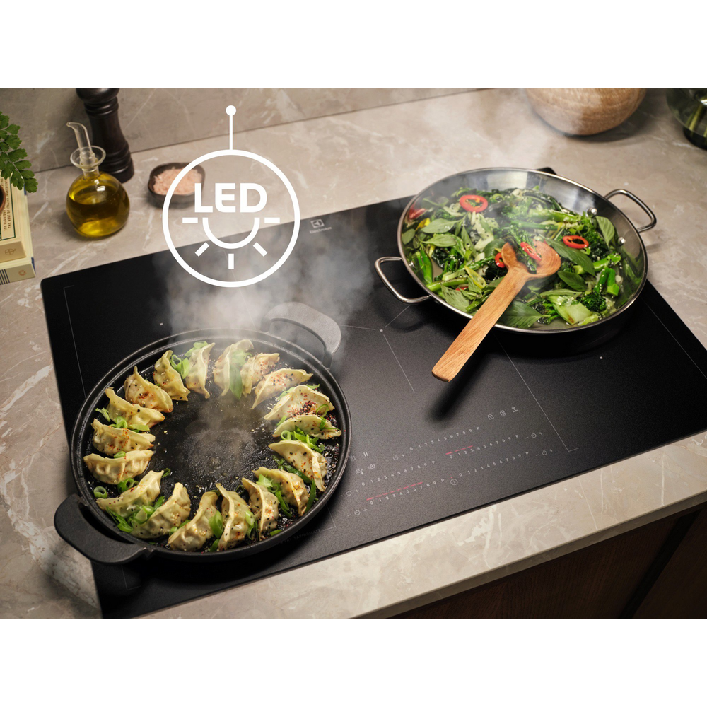 Okap Electrolux 700 Sense Hob2Hood LFG716W podczas gotowania
