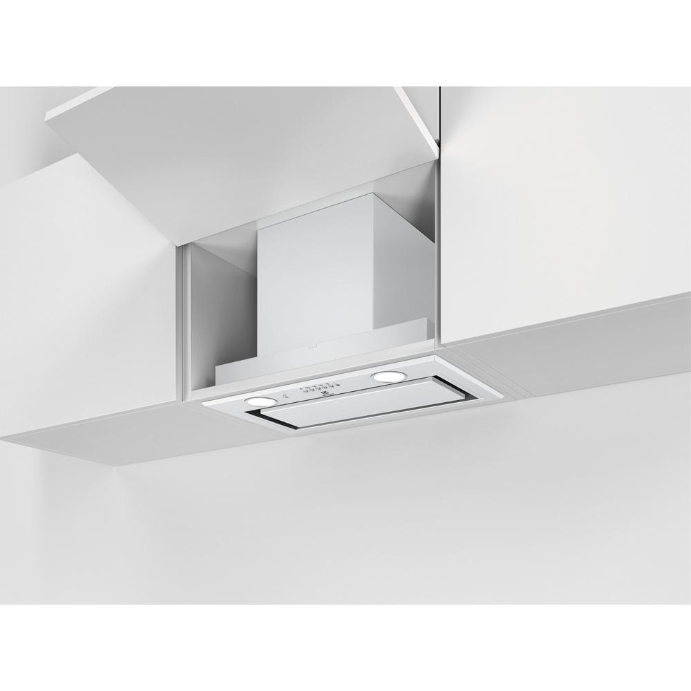 Okap Electrolux LFG716W zabudowany w białej kuchni
