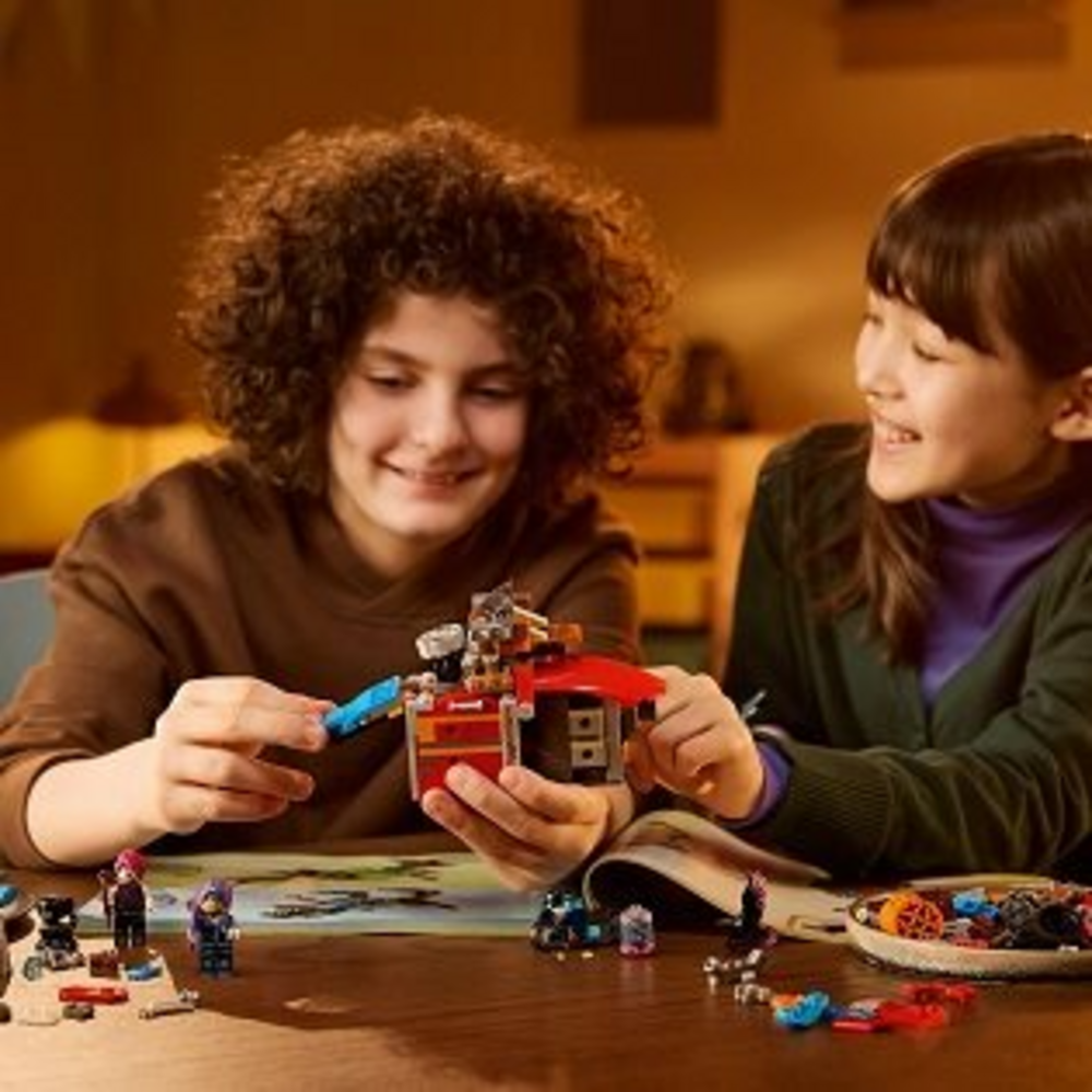 Dzieci budują model LEGO DREAMZzz