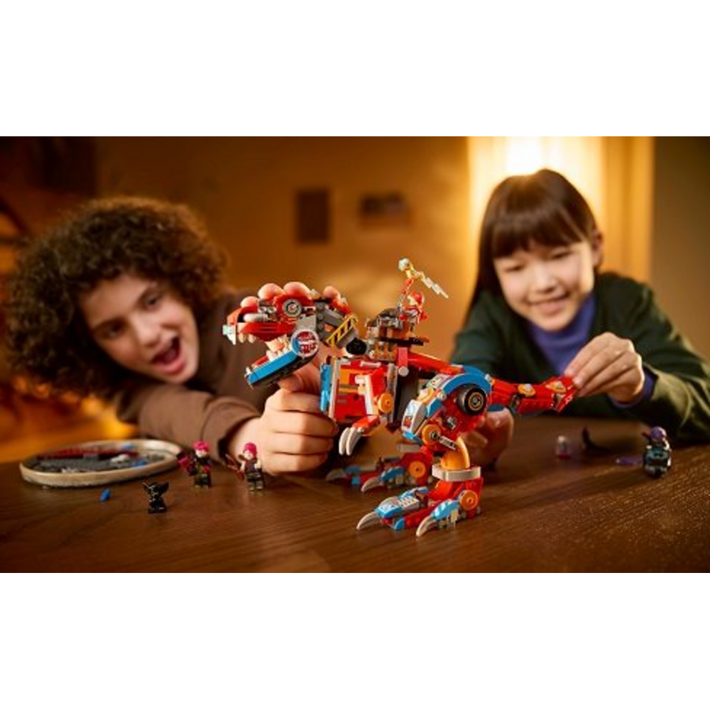 Zabawa ruchomym robotycznym dinozaurem C-rex