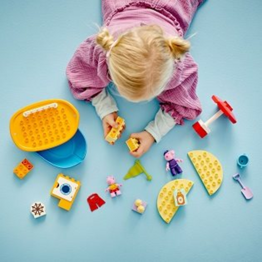 Dítě staví LEGO DUPLO Prasátko Peppa výlet na loďce