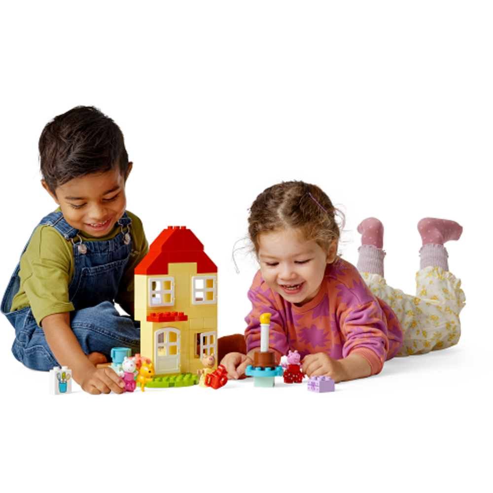 Děti si hrají se stavebnicí LEGO DUPLO Prasátko Peppa a narozeninový dům