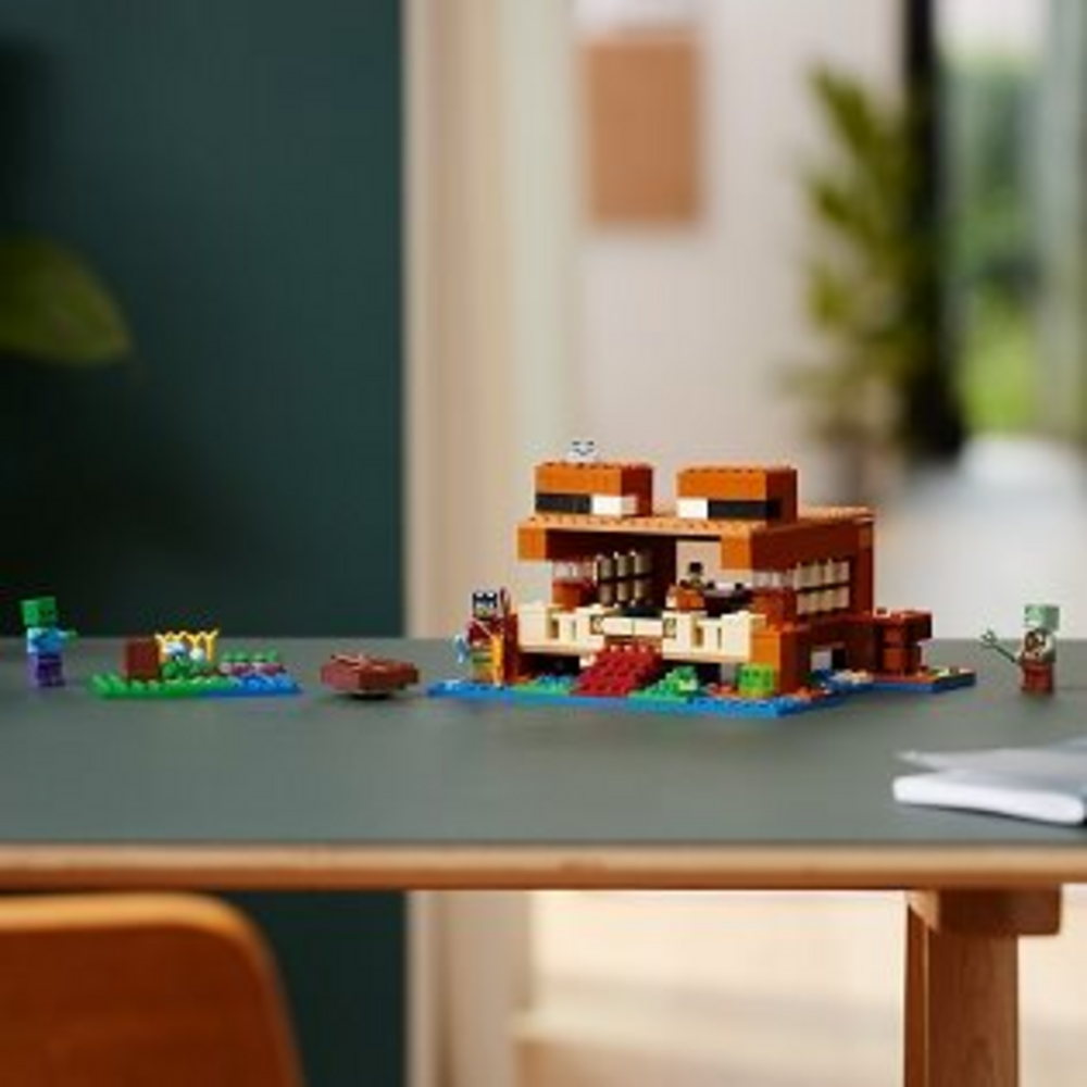 LEGO Minecraft Žabí domek na stole