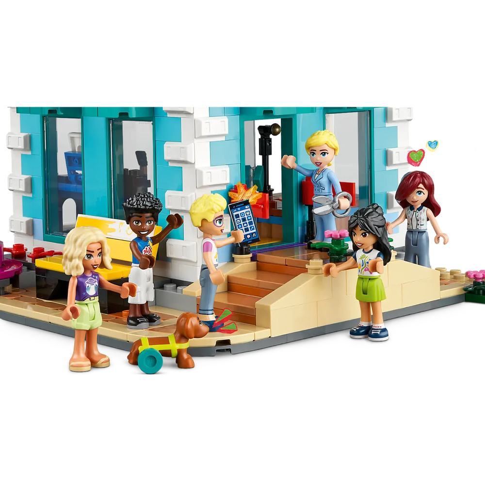 Postavy LEGO Friends před komunitním centrem