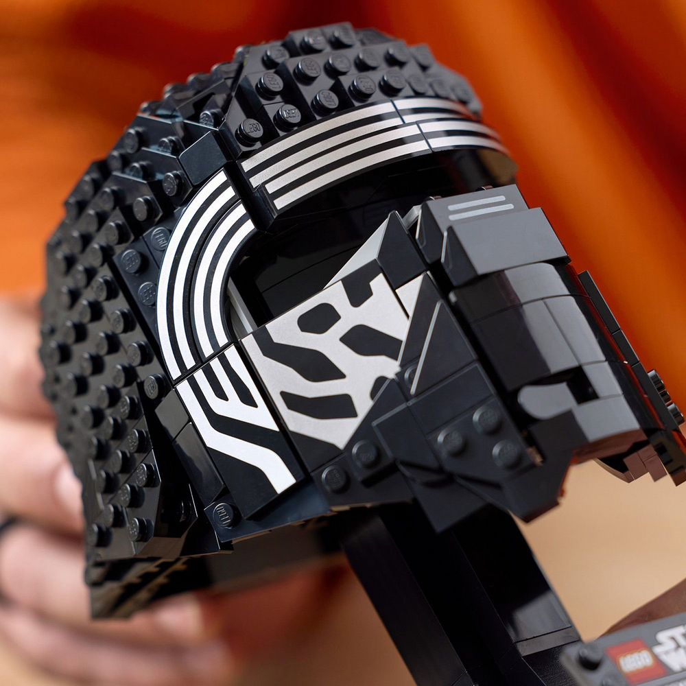 Detail helmy Kylo Rena LEGO Star Wars