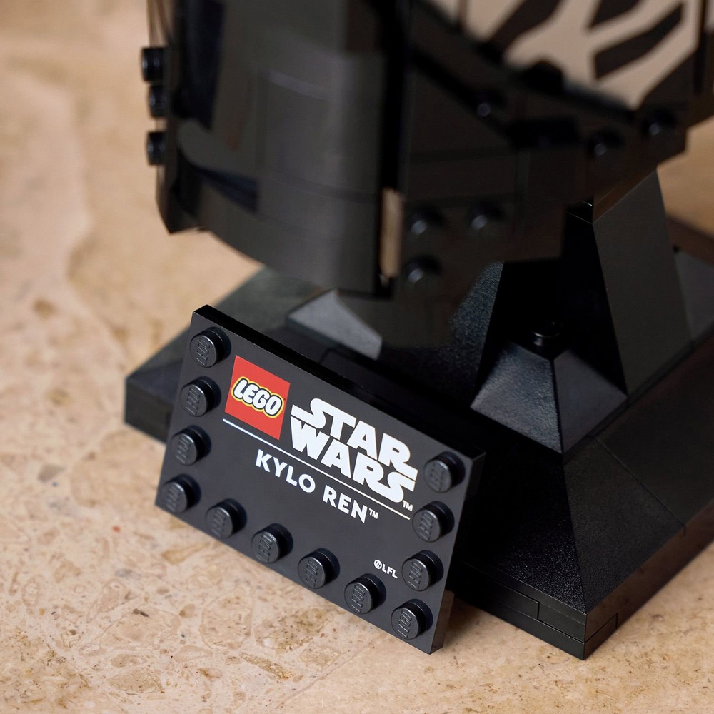 Stojan a cedulka LEGO Star Wars Kylo Renova helma