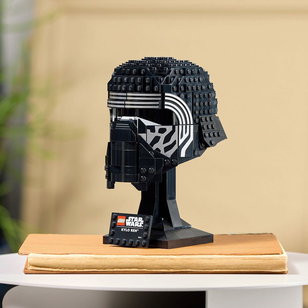 Vystavená LEGO helma Kylo Rena