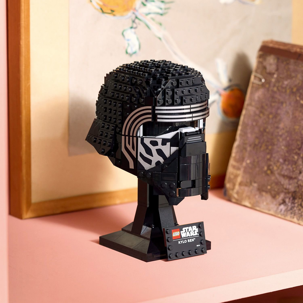 Kylo Renova helma LEGO vystavená v interiéru