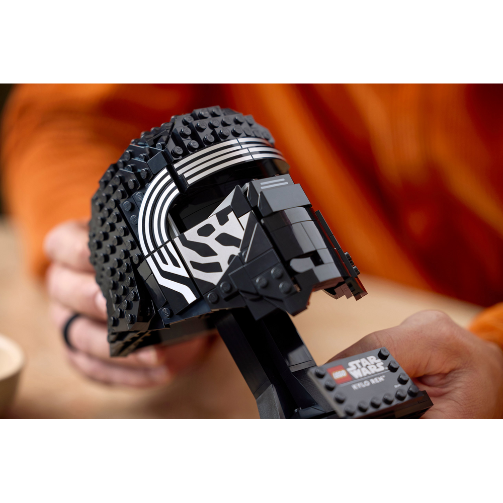 LEGO Star Wars Kylo Renova helma při stavění