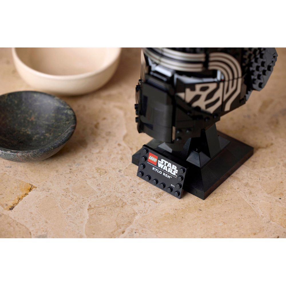 Hotová LEGO Kylo Renova helma na stojanu