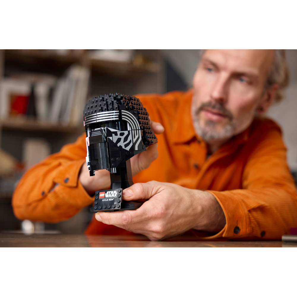 Fanoušek kontroluje detail LEGO helmy Kylo Rena