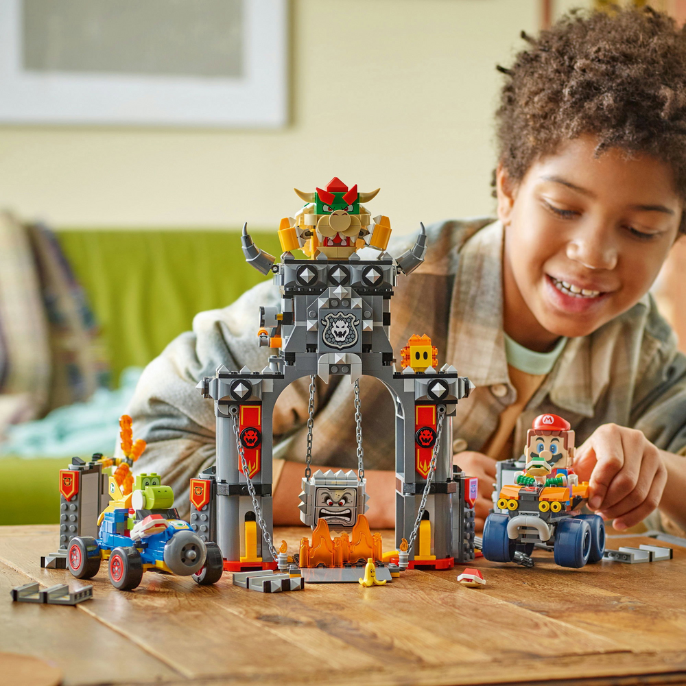 Dítě si hraje se stavebnicí LEGO Super Mario Bowserův hrad