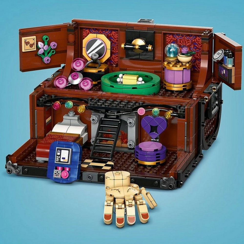 Otevřený kufr LEGO Wednesday Věc a jeho byt s doplňky