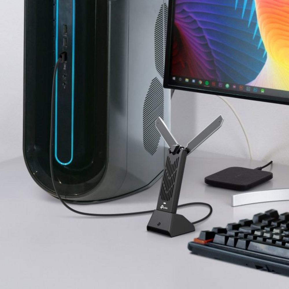 TP-Link Archer TBE400UH v kolébce u stolního počítače