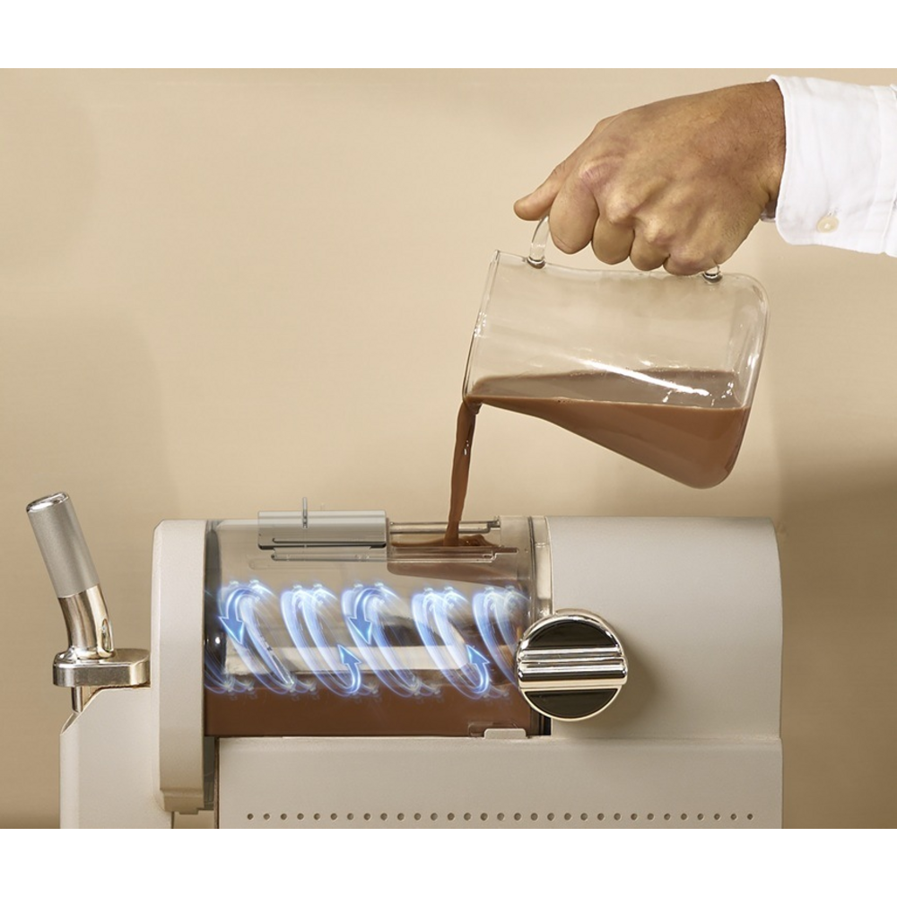 Nalévání směsi do zmrzlinovače Tefal Freezi s vestavěným chlazením